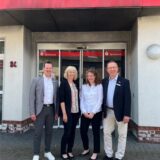Dennis Domnik, Gruppenleiter für Marl-Hamm, Beate Book-Liebehenz, Wiebke Groth-Rosowski (Filialleiterin Marl-Hamm) und Detlef Specovius (Direktor Marktbereich Marl) vor einer Sparkassen-Filiale.