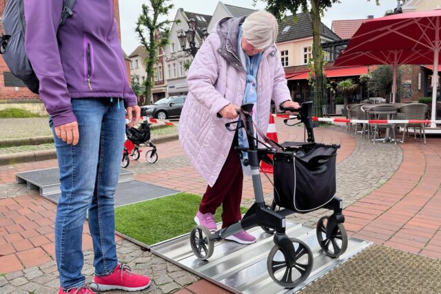 Seniorin mit Rollator