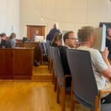 Angeklagte und Verteidiger sitzen während des Prozesses rund um den Tod von Mouhamed Dramé auf der Anklagebank im Gericht in Dortmund.