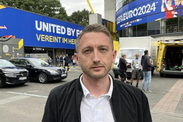 RN-Reporter Philipp Pohl steht vor dem Signal Iduna Park in Dortmund.