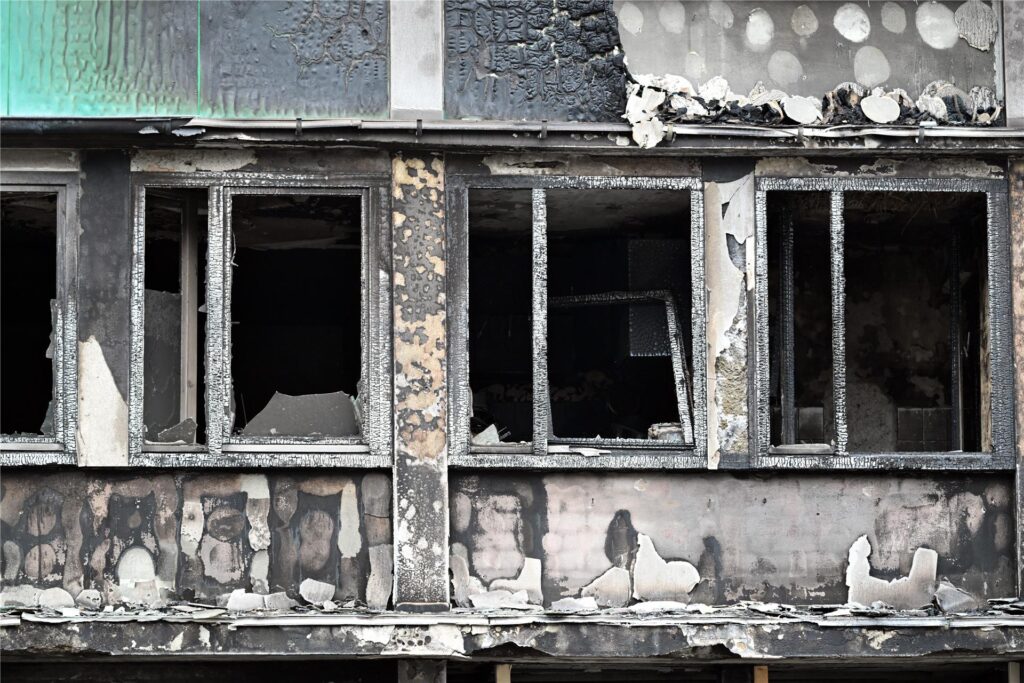 Ausgebrannte Fenster sind in dem Haus zu sehen, in dem ein Feuer wütete.