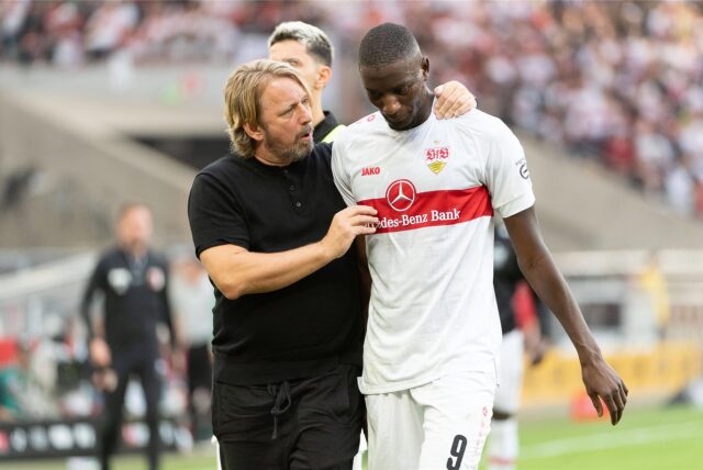 Sven Mislintat spricht mit Serhou Guirassy.