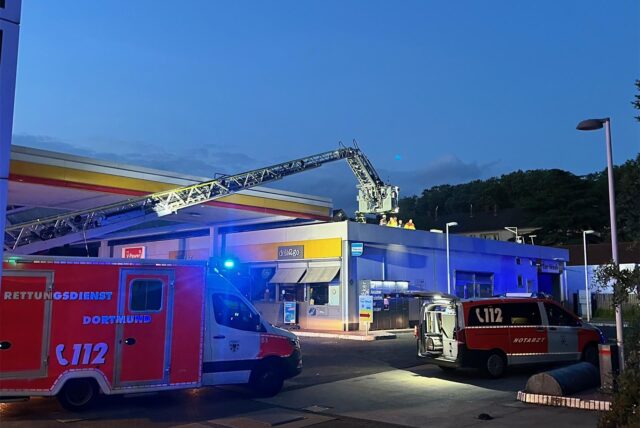 Feuerwehr und Polizei waren am Mittwochabend an der Shell-Tankstelle im Einsatz.