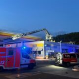 Feuerwehr und Polizei waren am Mittwochabend an der Shell-Tankstelle im Einsatz.