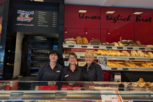 Drei Mitarbeiterinnen der Bäckerei Imping in Dorsten stehen hinter dem Verkaufstresen.