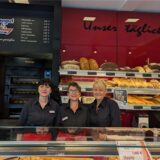 Drei Mitarbeiterinnen der Bäckerei Imping in Dorsten stehen hinter dem Verkaufstresen.