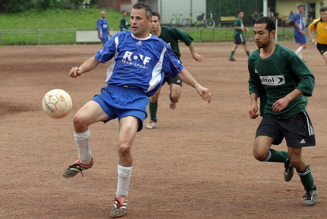 Thomas Kuit (am Ball), hier 2004 im Einsatz, spielte jetzt im hohen Alter für den FC Frohlinde II.