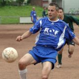 Thomas Kuit (am Ball), hier 2004 im Einsatz, spielte jetzt im hohen Alter für den FC Frohlinde II.