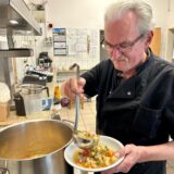 Rudi Brdnek vor einem großen Suppentopf: In der Agora-Küche gibt es Gemüsesuppe.