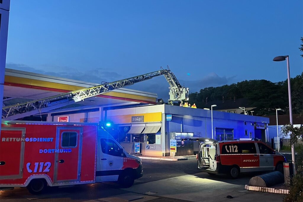 Der Rettungsdienst ist am Mittwochabend zu einer Tankstelle an der Schützenstraße ausgerückt. Dort war ein Techniker auf dem Dach zusammengebrochen.
