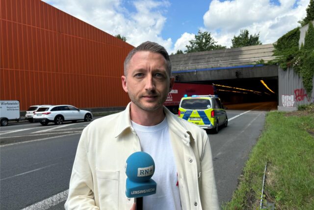RN-Reporter Philipp Pohl steht vor dem Tunnel Wambel auf der B236 in Dortmund.