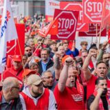 Mitarbeitende stehen bei einer Demonstration vor der Konzernzentrale von Thyssenkrupp.