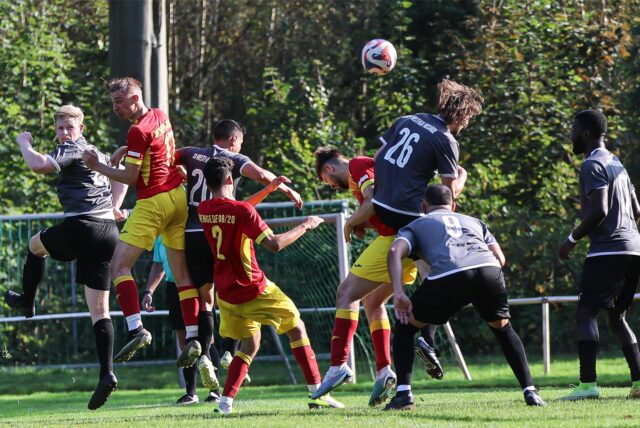 Mengede 08/20 (rote Trikots) und Westfalia Huckarde spielen in der Bezirksliga 10.