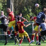 Mengede 08/20 (rote Trikots) und Westfalia Huckarde spielen in der Bezirksliga 10.