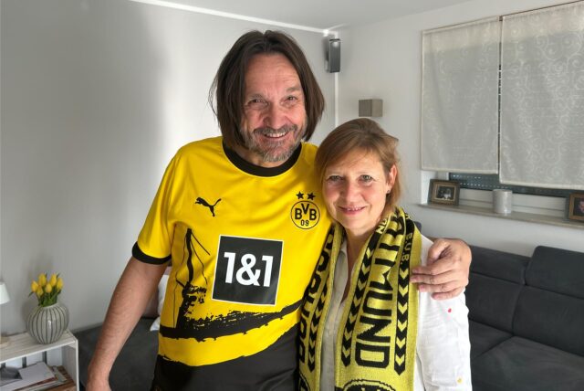 Andreas und Stephanie Schäfer in ihrem Wohnzimmer