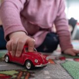 Die Montage zeigt ein spielendes Kind mit Auto und Carmen Greine, Fachbereichsleiterin Kinder, Jugend und Familie bei der Stadt Recklinghausen.
