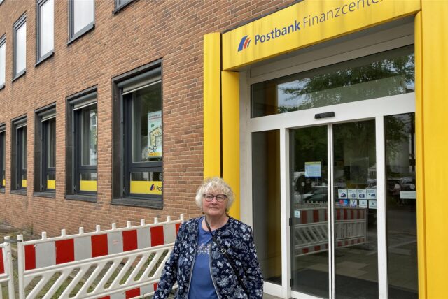 Heidemarie Werner steht vor der Postbank-Filiale an der Ginsterstraße in Dortmund-Hombruch.