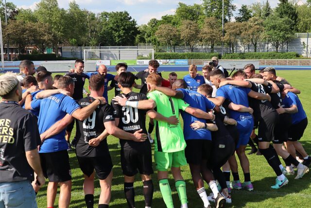Spieler des KFC Uerdingen freuen dich.