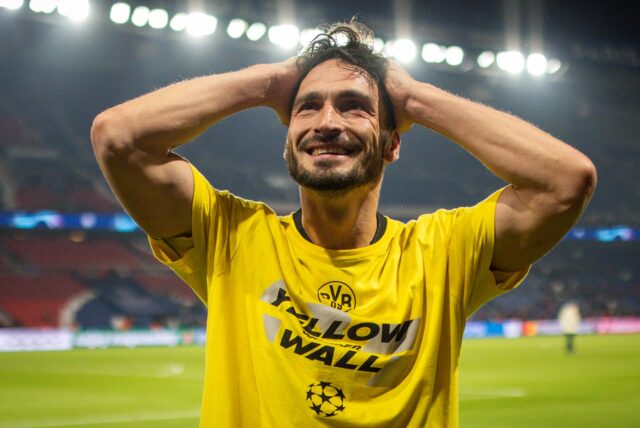 Mats Hummels von Borussia Dortmund fasst sich an den Kopf.