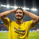 Mats Hummels von Borussia Dortmund fasst sich an den Kopf.