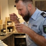 Betriebsleiter Daniel von Lonski probiert mit einem Löffel handgefilterten Kaffee aus der Rösterei der Justizvollzugsanstalt (JVA) Remscheid.