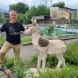 Martin Grotz steht an einem der städtischen Werbe-REhe am Stadthafen in Recklinghausen.