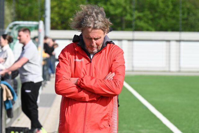Kopf hoch: Noch weiß Teutonias Trainer Olaf Senking nicht, wie es nach der Saison für ihn weitergeht. Zunächst steht aber noch das letzte Saisonspiel beim SSC Recklinghausen an.