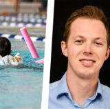 Kinder schwimmen mit Schwimmnudeln im Becken
