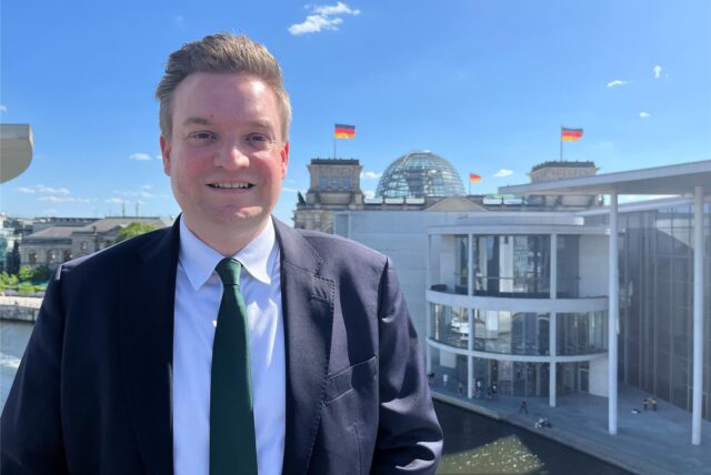 Der Castrop-Rauxeler CDU-Bundestagsabgeordnete Michael Breilmann hält die Erfolgsaussichten eines AfD-Verbotsverfahrens für gering. Dieses Foto von ihm wurde in Berlin aufgenommen. Im Hintergrund ist die Kuppel des Bundestagsgebäudes zu erkennen.
