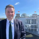 Der Castrop-Rauxeler CDU-Bundestagsabgeordnete Michael Breilmann hält die Erfolgsaussichten eines AfD-Verbotsverfahrens für gering. Dieses Foto von ihm wurde in Berlin aufgenommen. Im Hintergrund ist die Kuppel des Bundestagsgebäudes zu erkennen.