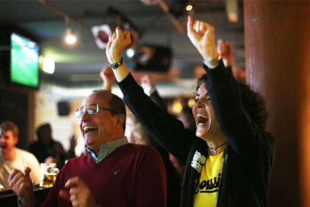 BVB-Fans jubeln in einer Gaststätte.