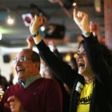 BVB-Fans jubeln in einer Gaststätte.