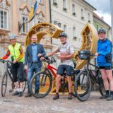 Radfahrer auf dem Marktplatz von St. Veit
