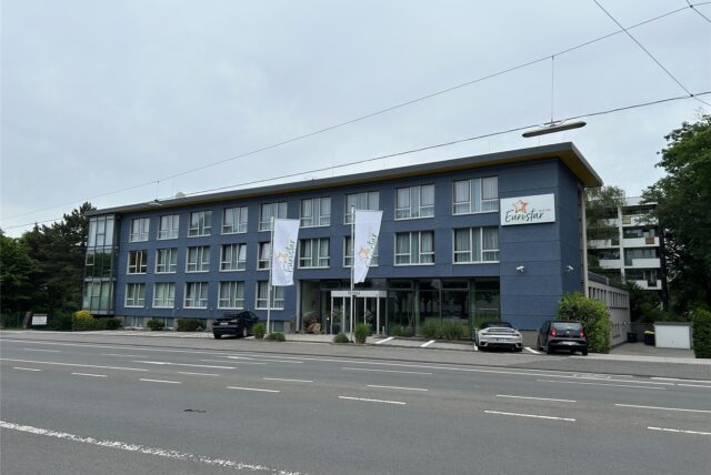 Vor dem Eurostar Hotel an der Bahnhofstraße wehen zwei Eurostar-Flaggen