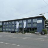 Vor dem Eurostar Hotel an der Bahnhofstraße wehen zwei Eurostar-Flaggen