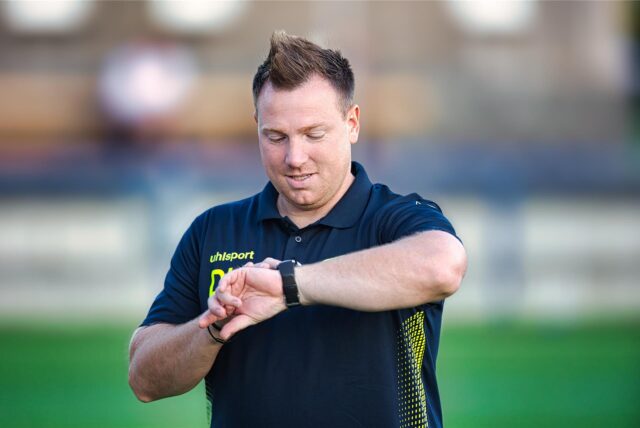 Dennis Hasecke schaut auf die Uhr.