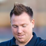 Dennis Hasecke schaut auf die Uhr.