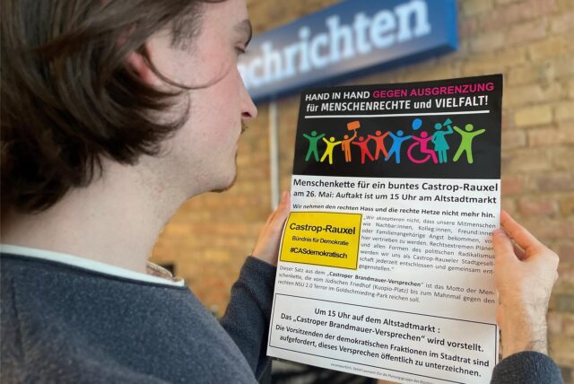 Zum Brandmauer-Versprechen gibt es eine Menschenkette durch die Castroper Altstadt. Die Poster und Plakate hat das Bündnis für Demokratie in der Stadt verteilt.