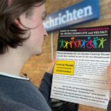 Zum Brandmauer-Versprechen gibt es eine Menschenkette durch die Castroper Altstadt. Die Poster und Plakate hat das Bündnis für Demokratie in der Stadt verteilt.