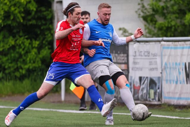 Zwei Spieler kämpfen um den Ball.