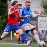 Zwei Spieler kämpfen um den Ball.
