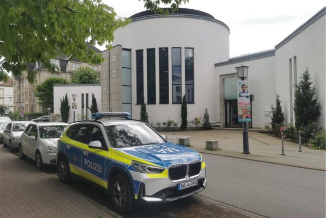 Ein Polizeiwagen steht vor der Neuen Synagoge in Heidelberg. Ein 18-Jähriger soll einen Anschlag auf Besucher der Synagoge geplant haben.