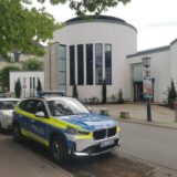 Ein Polizeiwagen steht vor der Neuen Synagoge in Heidelberg. Ein 18-Jähriger soll einen Anschlag auf Besucher der Synagoge geplant haben.