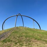 90 Meter Durchmesser, 45 Meter Höhe: die geschwungenen Stahlbögen des Horizont-Observatoriums bei Herten und Recklinghausen auf dem Gipfel der Halde Hoheward.