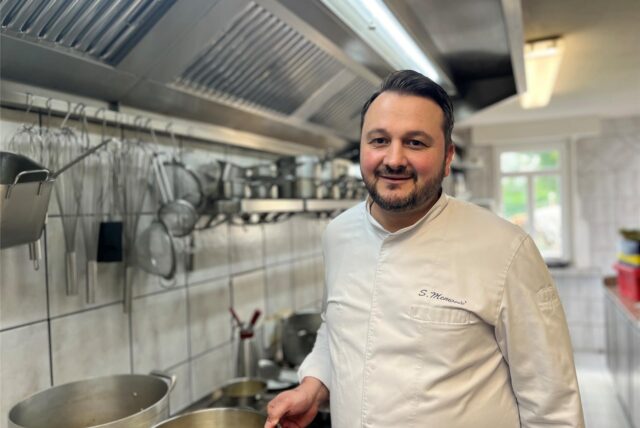 Der Küchenchef Suvad Memovic steht in der Küche des Haus Hölter in Castrop-Rauxel.