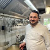 Der Küchenchef Suvad Memovic steht in der Küche des Haus Hölter in Castrop-Rauxel.