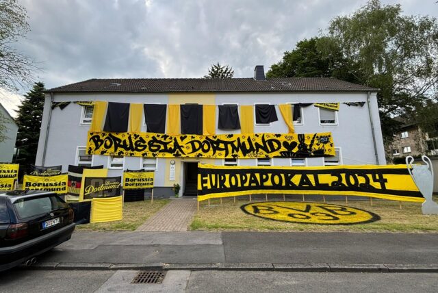 In Dortmund-Kirchlinde haben einige BVB-Fans zum Champions League-Finale ihr Haus in Schwarz-Gelb dekoriert.