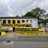 In Dortmund-Kirchlinde haben einige BVB-Fans zum Champions League-Finale ihr Haus in Schwarz-Gelb dekoriert.