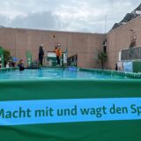 Der Sprung in den beheizten Hundepool war schon am ersten Messetag beliebt bei den Besuchern von „Dogs & Fun“.