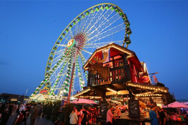 Das beleuchtete Riesenrad Bellevue bei Nacht auf der Sterkrader Fronleichnamskirmes in Oberhausen.